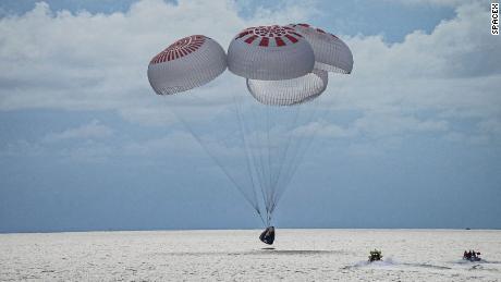 A SpaceX acaba de trazer a primeira tripulação de turistas do espaço.  Aqui está o que vem a seguir