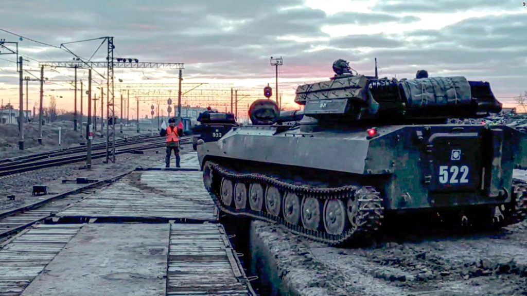 Rússia diz que está retirando algumas tropas de áreas próximas à Ucrânia, mas grandes exercícios continuam