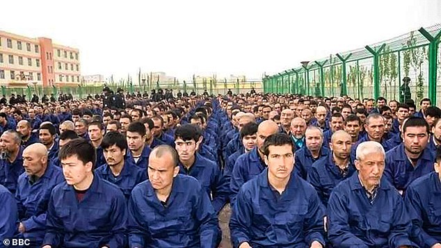 Detidos ouvem sermões em um campo no condado de Lop, Xinjiang, China - província de maioria muçulmana do noroeste da China.  A China é acusada de liderar um genocídio na região devido a diferenças culturais e religiosas