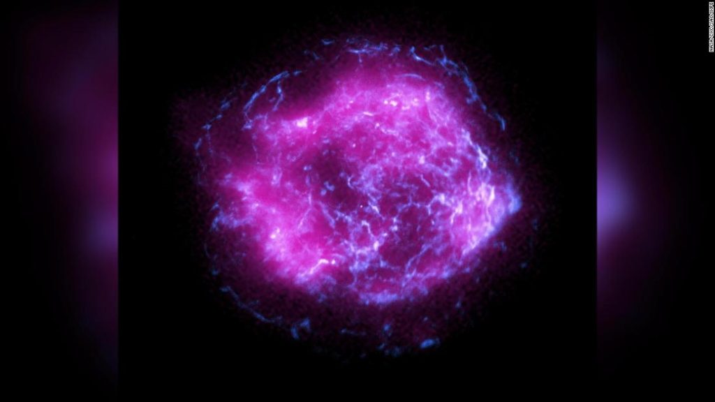 Nuvens brilhantes cercam uma estrela em explosão na primeira imagem impressionante de uma missão da NASA