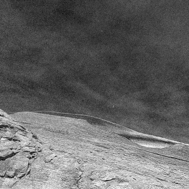 A sonda Curiosity em Marte observa nuvens à deriva