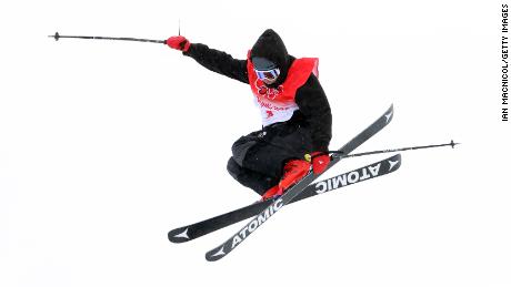Kenworthy voa no ar durante a rodada classificatória de patinação livre masculina Half Pipe no dia 13 dos Jogos Olímpicos de Inverno de Pequim 2022 no Genting Snow Park em 17 de fevereiro de 2022 em Zhangjiakou, China.
