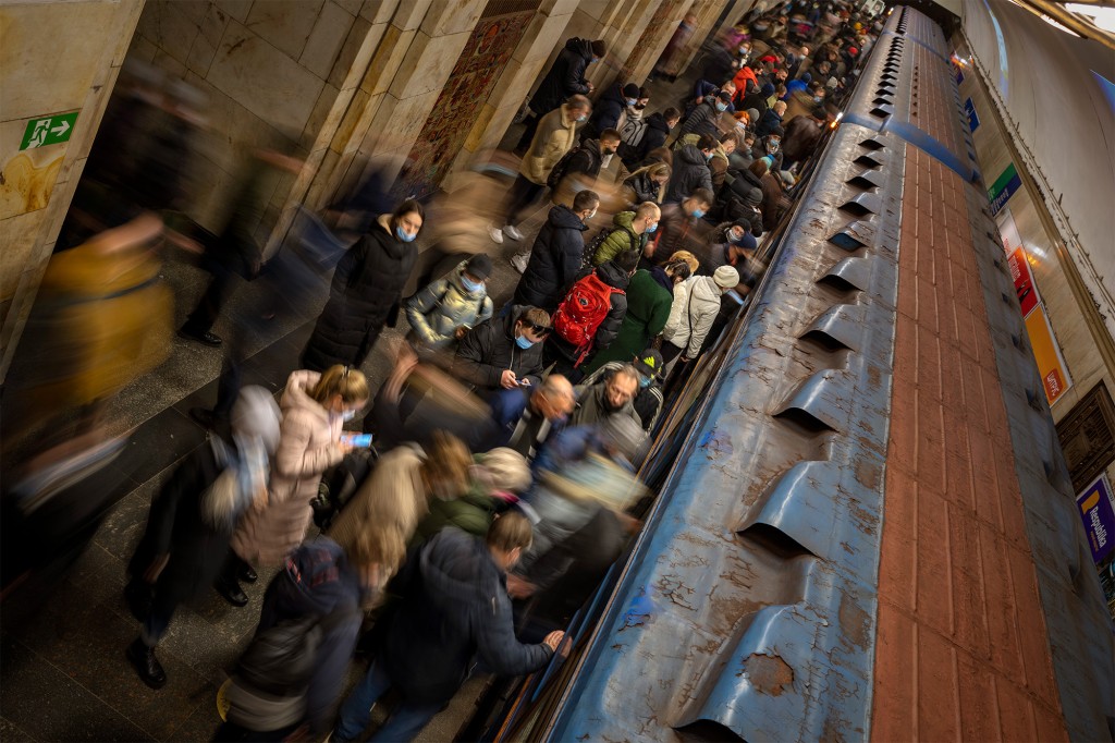 Passageiros esperam um trem na estação de metrô de Kiev em 23 de fevereiro de 2022.