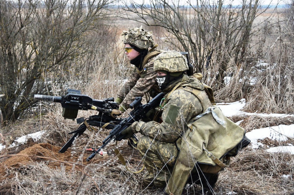Soldados ucranianos participam de manobras em 18 de fevereiro.