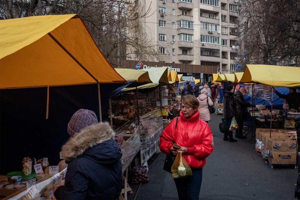 Pessoas fazem compras em um mercado ao ar livre em Kiev em meio a tensões entre Ucrânia e Rússia em 11 de fevereiro de 2022.