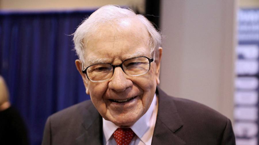 Lucros da Berkshire Hathaway disparam, mas Warren Buffett lamenta falta de bons negócios