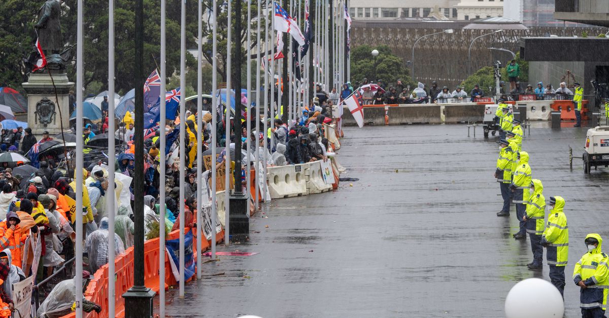 Ardern da Nova Zelândia rotula protestos anti-vacinas como 'importados' enquanto multidões desafiam os pedidos para sair

