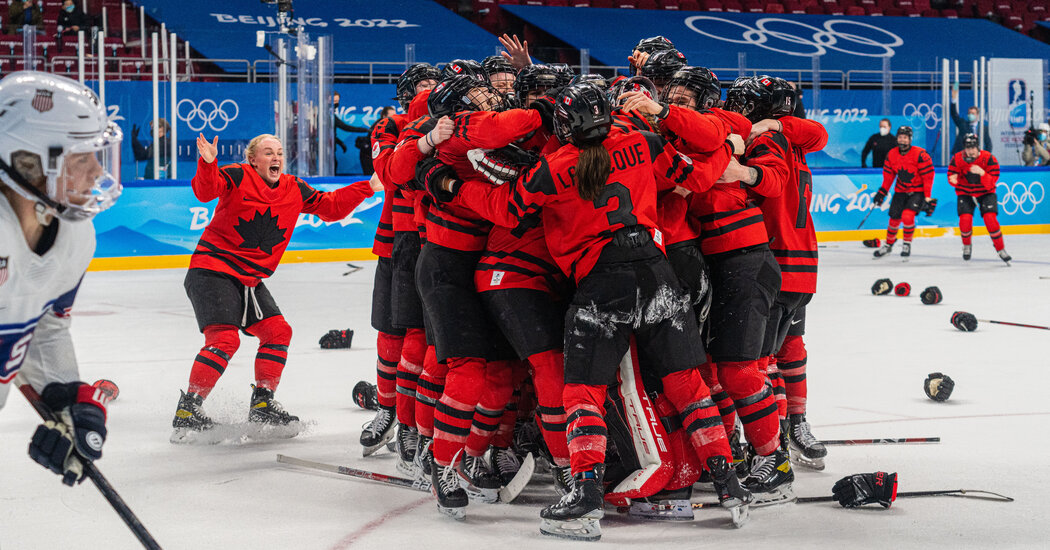 Canadá vence Estados Unidos por 3 a 2 e conquista ouro no hóquei feminino

