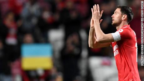 Roman Yarmashuk: Estrela da Ucrânia e do Benfica choram após aplausos de pé