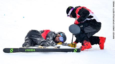 Ben Harrington da Nova Zelândia é verificado por Gus Kenworthy da Grã-Bretanha, à direita, durante o evento de qualificação literal de half-pipe masculino no dia 13 dos Jogos Olímpicos de Inverno de Pequim 2022 no Genting Snow Park em Zhangjiakou, Genting Snow Park da China em 17 de fevereiro de 2022 em Zhangjiakou, China.