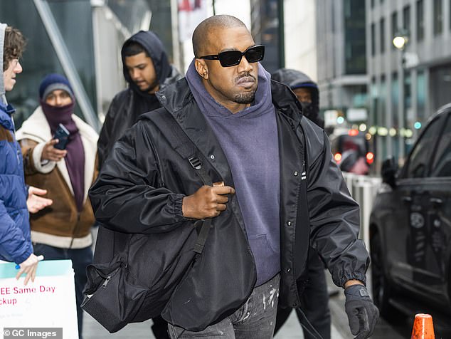 Problema legal: Kanye West pode enfrentar acusações criminais após um incidente no mês passado em que foi acusado de pagar e socar um fã para conseguir seu autógrafo.  visto em janeiro