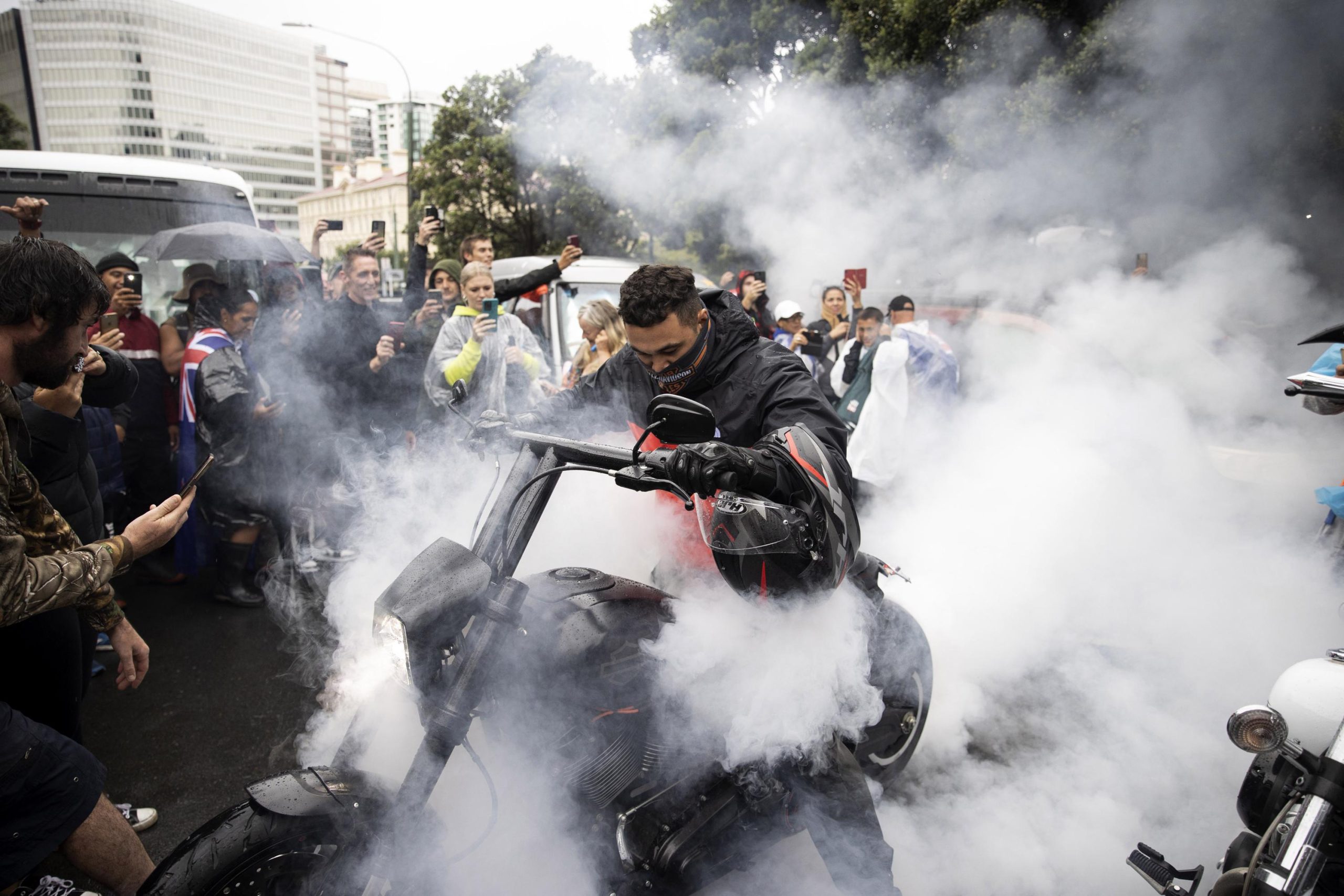 Nova Zelândia está tentando derrotar um antigo verme de ouvido para expulsar manifestantes

