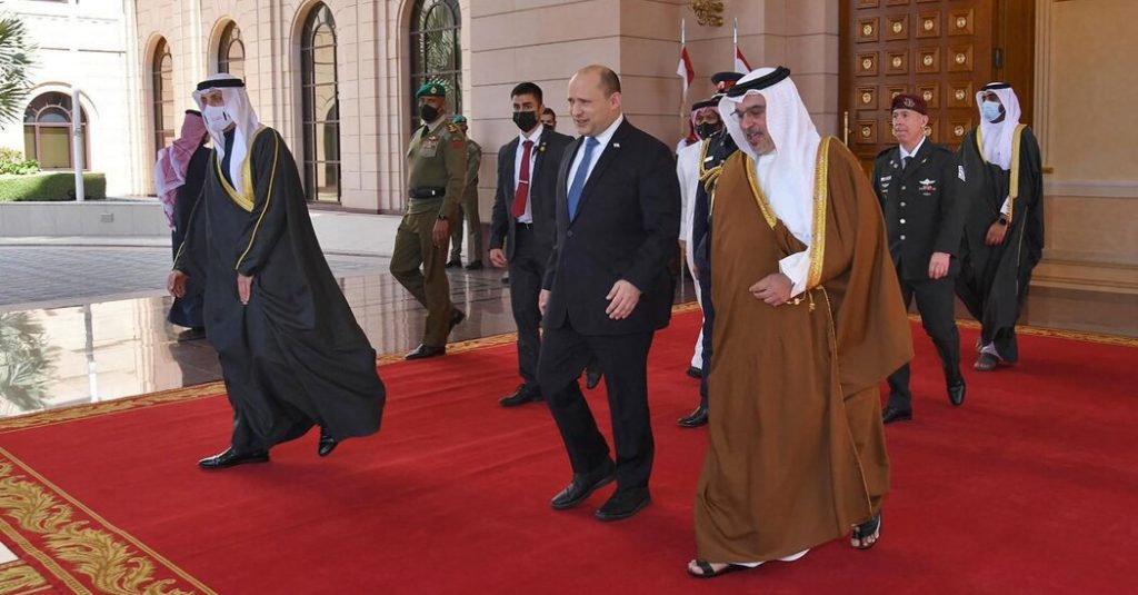 O líder israelense Naftali Bennett se encontra com seu colega do Bahrein e sinaliza uma mudança regional