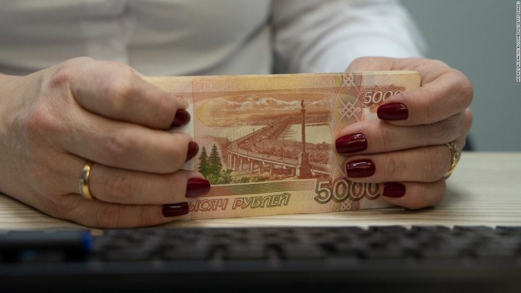 O rublo russo entrou em colapso, a bolsa de valores fechou devido às sanções que estão atingindo a economia