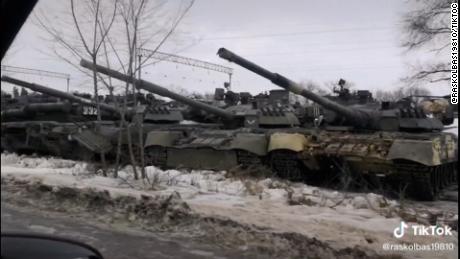 Vídeos mostram unidades e mísseis russos avançando em direção à fronteira ucraniana