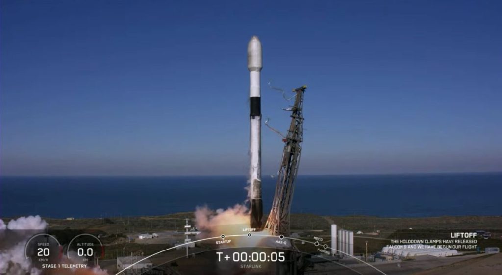 SpaceX lança 50 satélites Starlink, pousando um navio em um navio no mar