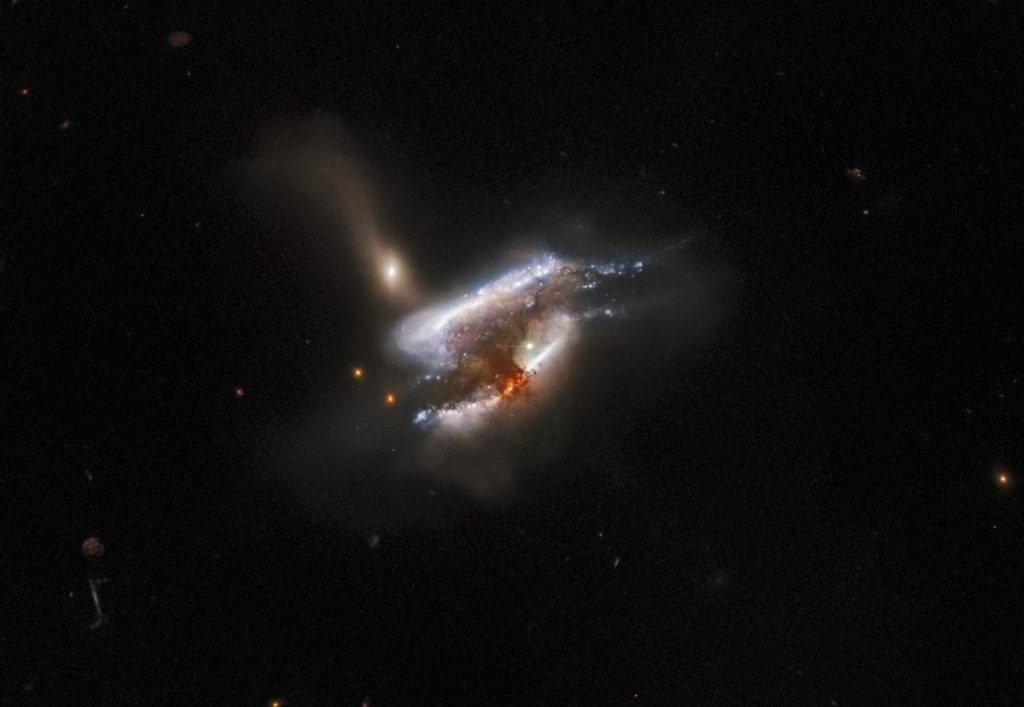 Três galáxias se separam nesta impressionante nova imagem do Telescópio Hubble