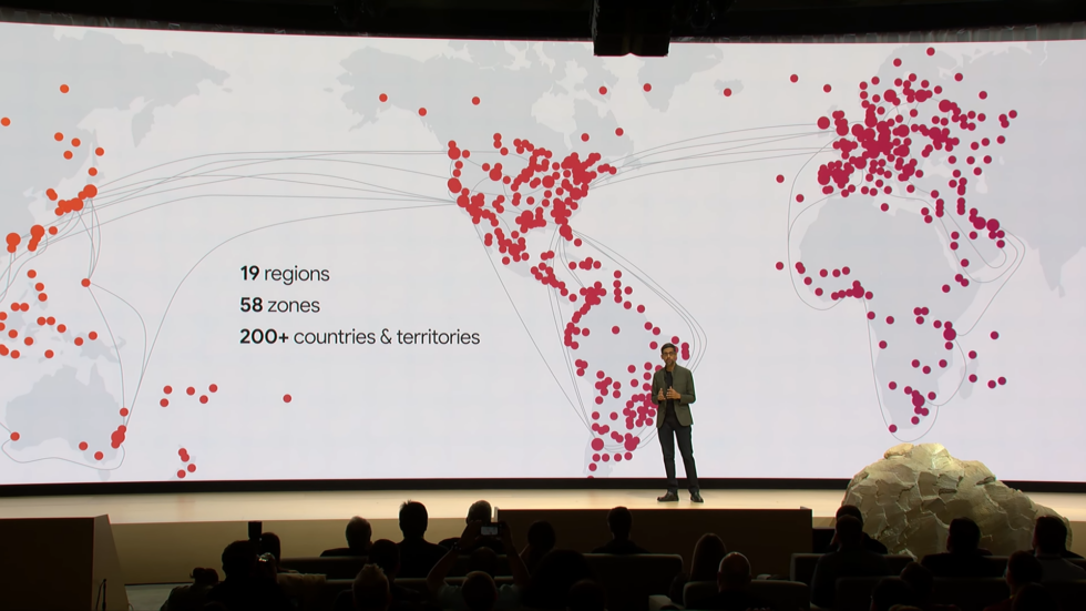 Durante uma apresentação no Stadia, o CEO do Google, Sundar Pichai, fica na frente de um grande mapa não relacionado ao Stadia.