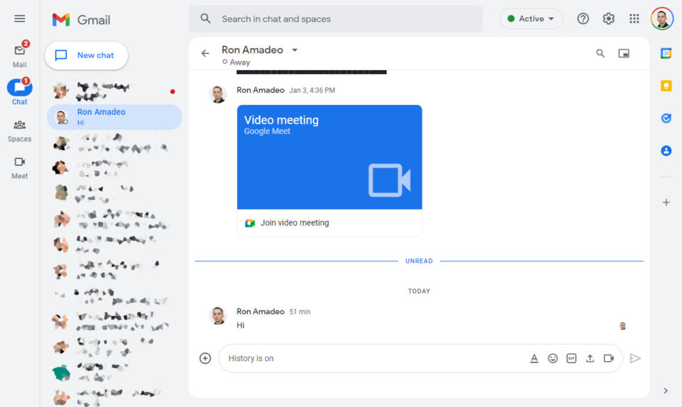 O Google Chat agora é uma interface de tela cheia.  O "distâncias" O bate-papo em grupo exibe a mesma interface, mas agora é irritantemente dividido em uma área separada de suas conversas individuais.