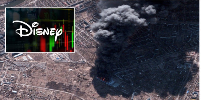 Imagem de satélite mostrando um incêndio em um armazém e campos destruídos em Chernihiv, Ucrânia, 28 de fevereiro de 2022. Detalhe: logotipo da Disney. 