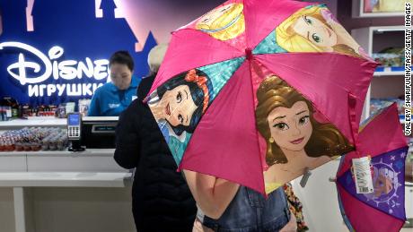 Um comprador abre um guarda-chuva representando princesas da Disney na Central Children's Store na Praça Lubyanka, Moscou em 2017.