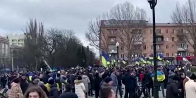 Ucranianos protestam contra a invasão da Rússia e gritam "Kherson é a Ucrânia!"