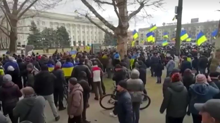 Protesto de Kherson contra ocupantes russos leva centenas às ruas: relatórios