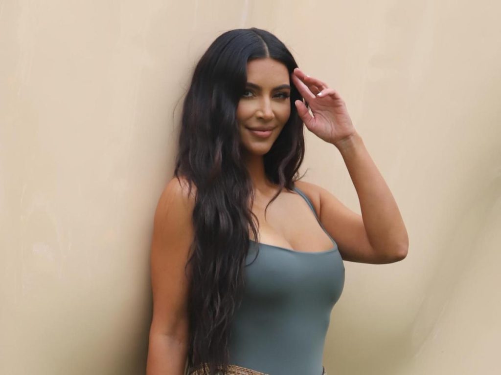 Kim Kardashian anda pelo lado selvagem em um biquíni queimado e fotos de moto