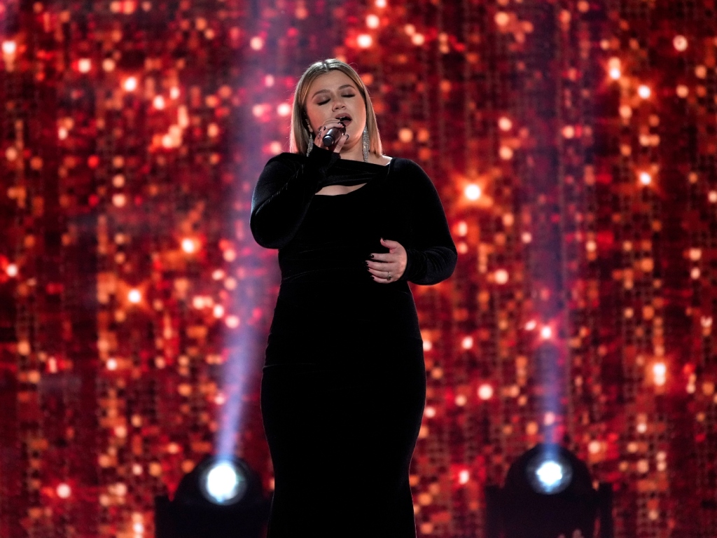 Kelly Clarkson se apresenta emocionalmente no ACM Awards 2022 - SheKnows