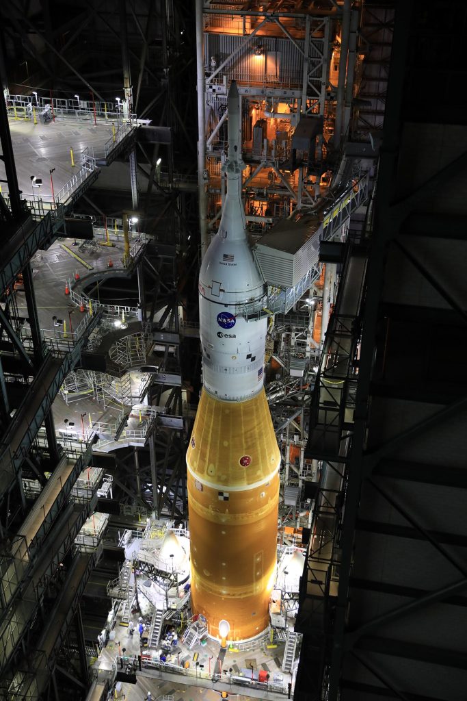 Foguete do Sistema de Lançamento Espacial VAB Artemis I e espaçonave Orion