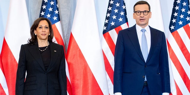 O primeiro-ministro polonês Mateusz Morawiecki, à direita, e a vice-presidente dos EUA, Kamala Harris, são fotografados ao chegarem para uma reunião, em Varsóvia, Polônia, quinta-feira, 10 de março de 2022.