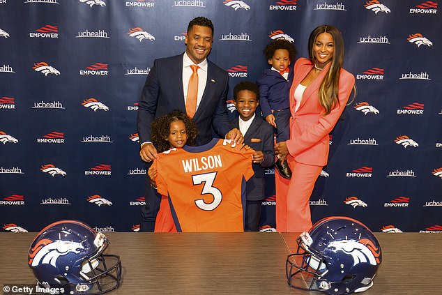 A lenda: o jogador de futebol, 33, é apresentado oficialmente como o mais novo quarterback do Denver Broncos como sua orgulhosa esposa, 36, filha Sienna, quatro, filho Wayne, um, e futuro enteado, sete assistidos
