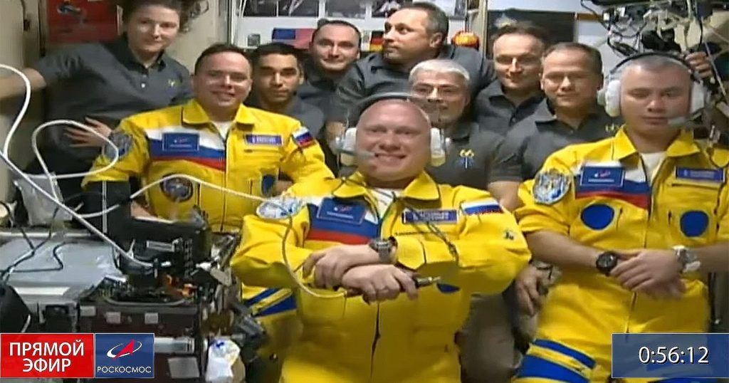 Cosmonautas russos chegam à Estação Espacial Internacional com as cores da bandeira ucraniana