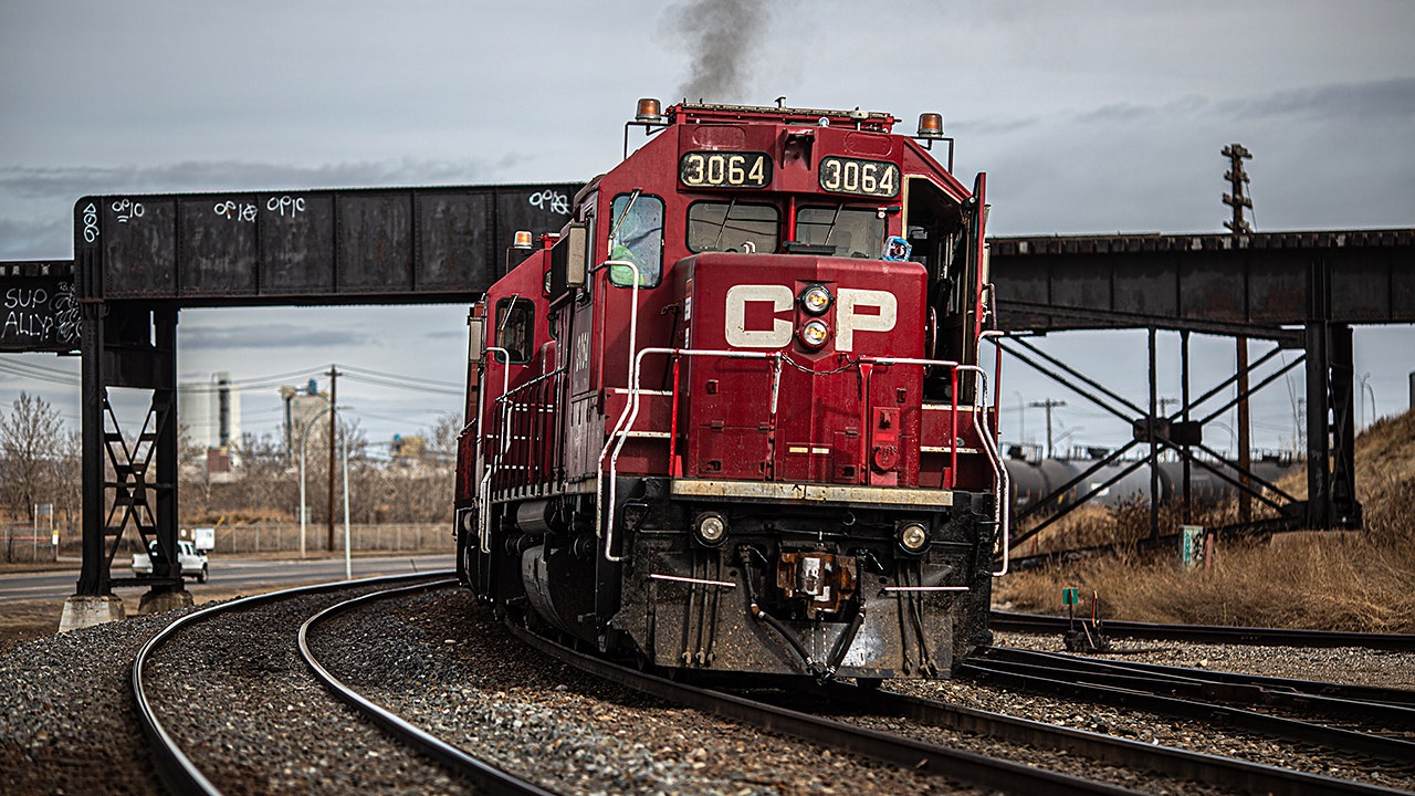 CP Railways do Canadá fecha ferrovia e trabalhadores fazem greve

