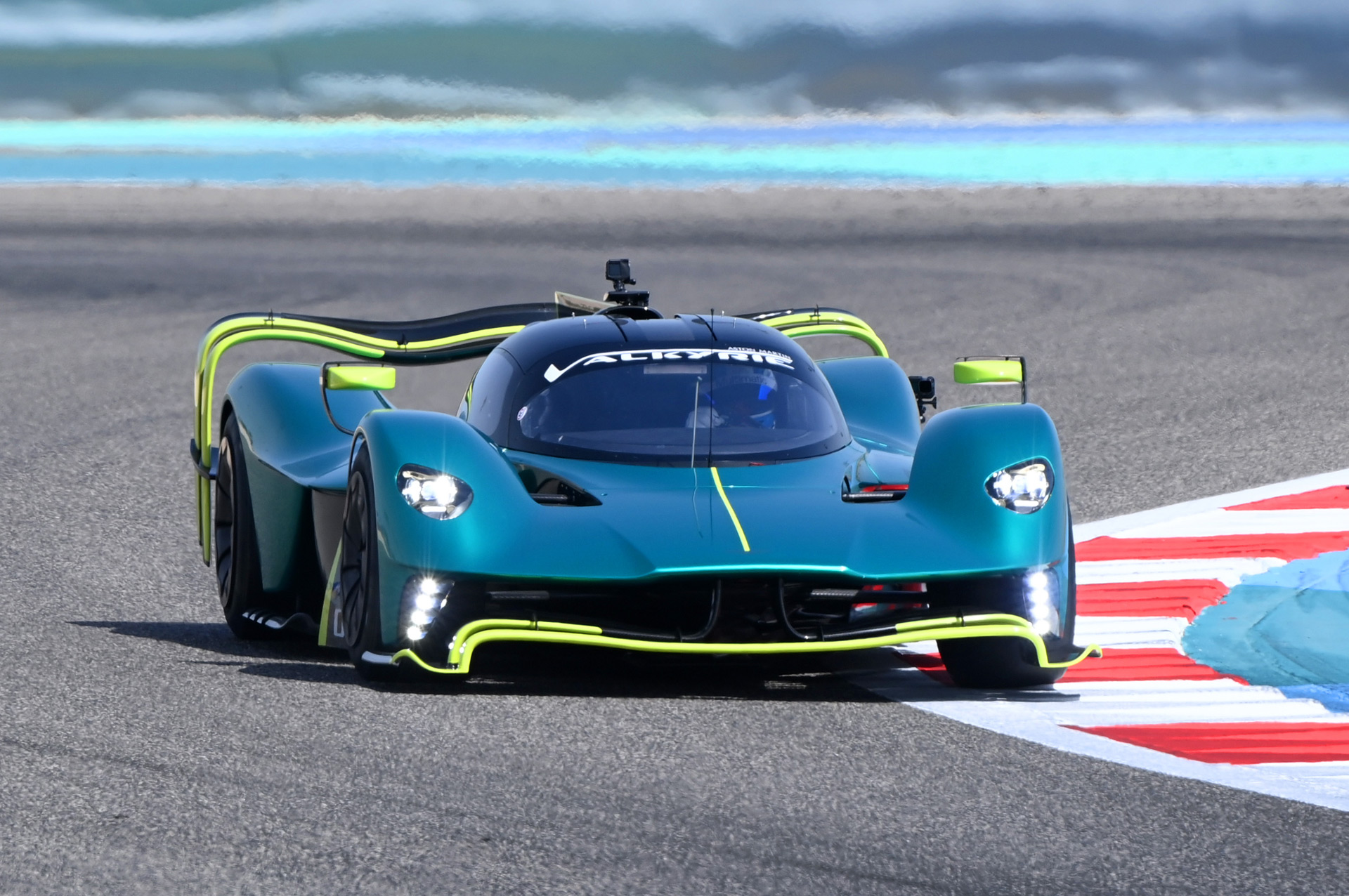 Aston Martin Valkyrie AMR Pro faz estreia dinâmica no GP do Bahrain de F1

