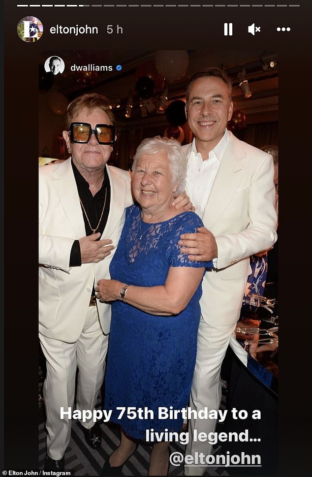 Celebrações: Uma série de rostos famosos desejaram o aniversário de Elton, como David Walliams postou. 