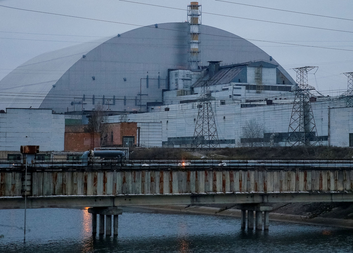 Alguns trabalhadores de Chernobyl foram autorizados a deixar uma fábrica ucraniana que estava ocupada pela Rússia há semanas

