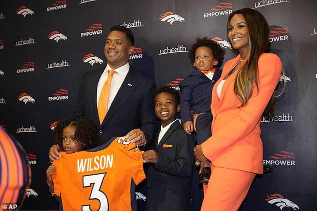 Radiante: Ciara e Russel Wilson pareciam uma família feliz quando seus filhos se juntaram a eles na sede do Denver Broncos em Englewood, Colorado, na quarta-feira