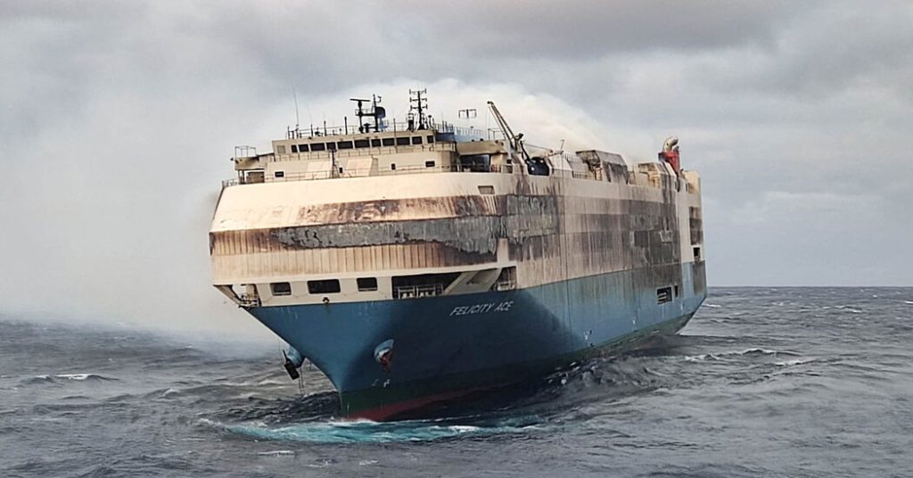 Depois de queimar por dias, um navio que transportava milhares de carros de luxo afundou