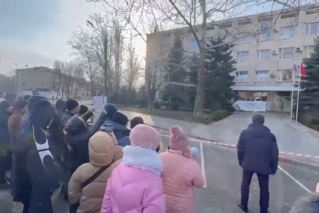 Cidadãos protestam contra o sequestro do prefeito Ivan Fedorov do lado de fora de um prédio de escritórios em Melitopol, Ucrânia, em 12 de março de 2022.