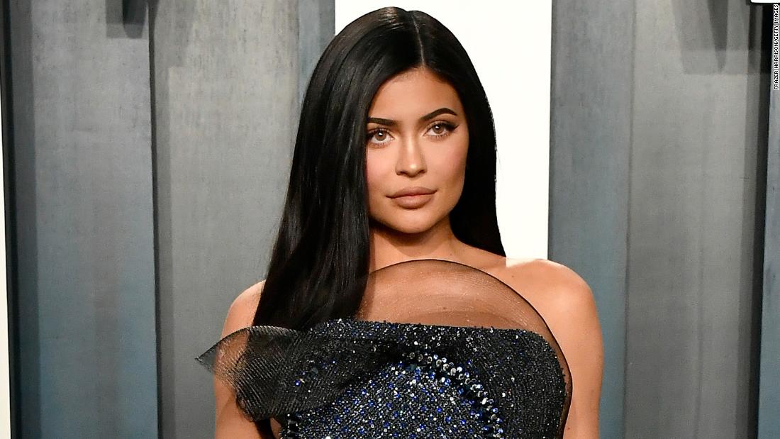 Kylie Jenner fala sobre recuperação pós-parto após filhote de lobo

