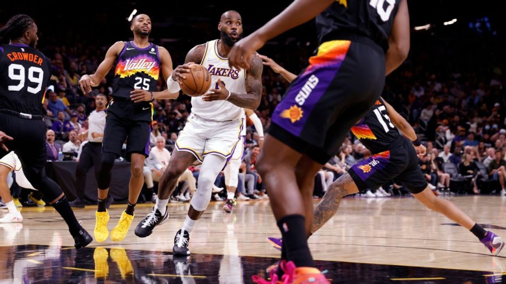 LeBron James, do Lakers, se torna o primeiro jogador da história da NBA a atingir 10.000 pontos, rebotes e assistências