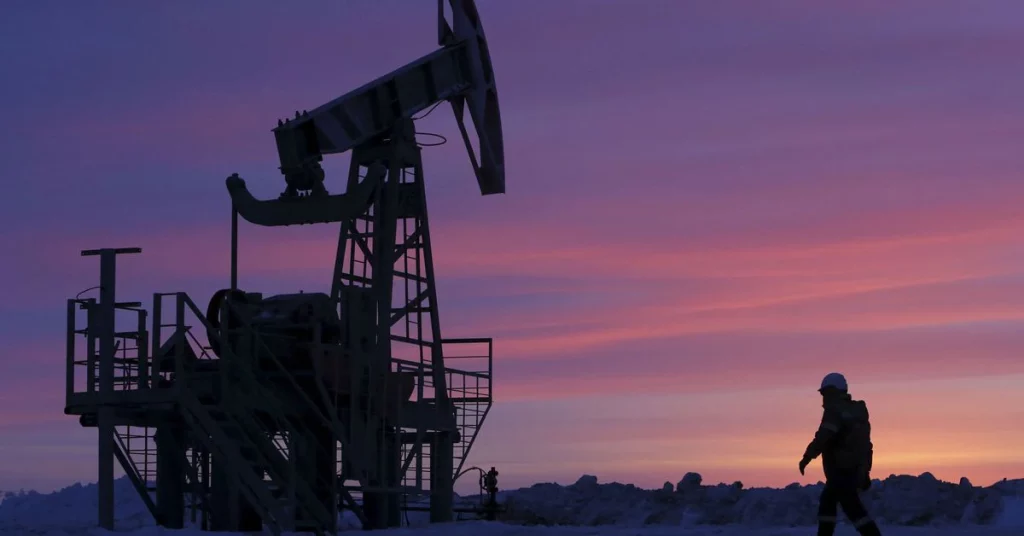 Petróleo sobe para US$ 130, enquanto petróleo russo luta para encontrar compradores