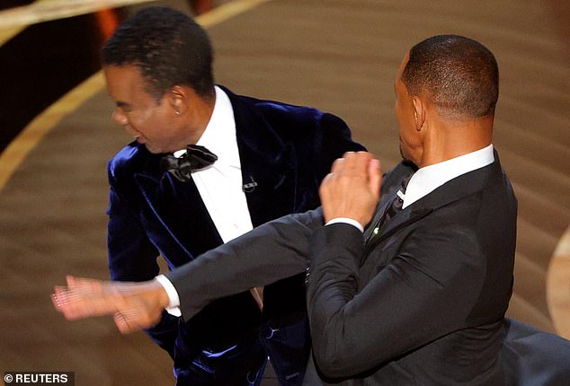 As mulheres do The View estavam discutindo o infame incidente do tapa entre Will Smith (à esquerda) e Krist Rock no Oscar no domingo.