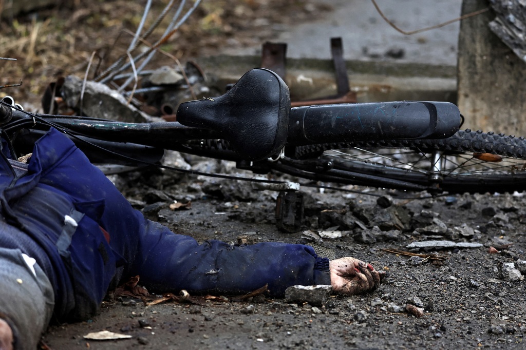 Insulto ou aborrecimento: O cadáver de uma mulher, segundo um morador morto por soldados do exército russo, é jogado na rua, em meio à invasão russa da Ucrânia, em Bucha, na região de Kiev, Ucrânia, em 2 de abril de 2022. 