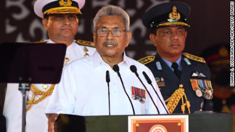 O presidente do Sri Lanka, Gotabaya Rajapaksa (centro) discursa à nação em Colombo em 4 de fevereiro.