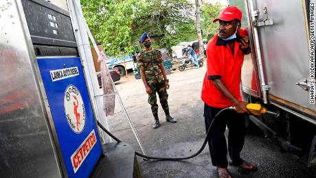 Sri Lanka envia tropas para postos de gasolina em meio à crise econômica