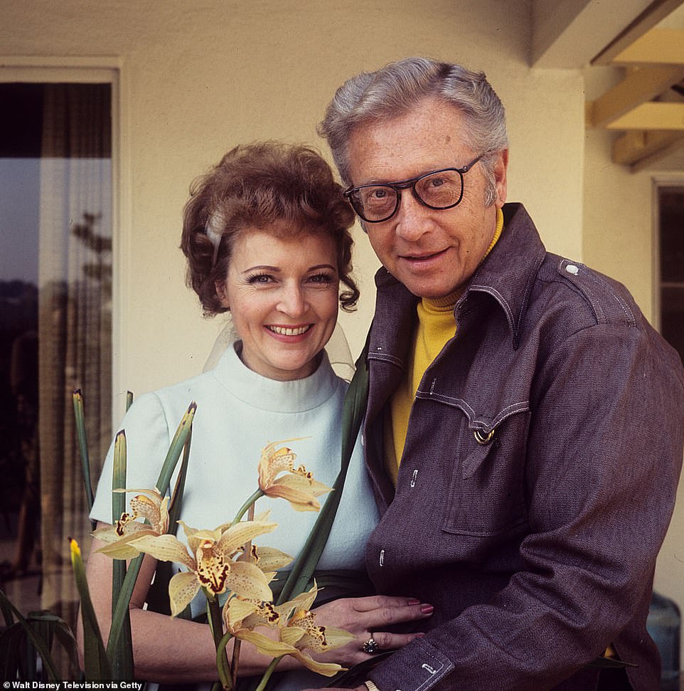 Bond: A lenda da comédia e seu marido Allen Lowden originalmente construíram a casa de três andares à beira-mar em Carmel Valley, Califórnia, no início dos anos 1980 (os dois foram fotografados juntos em 1974)