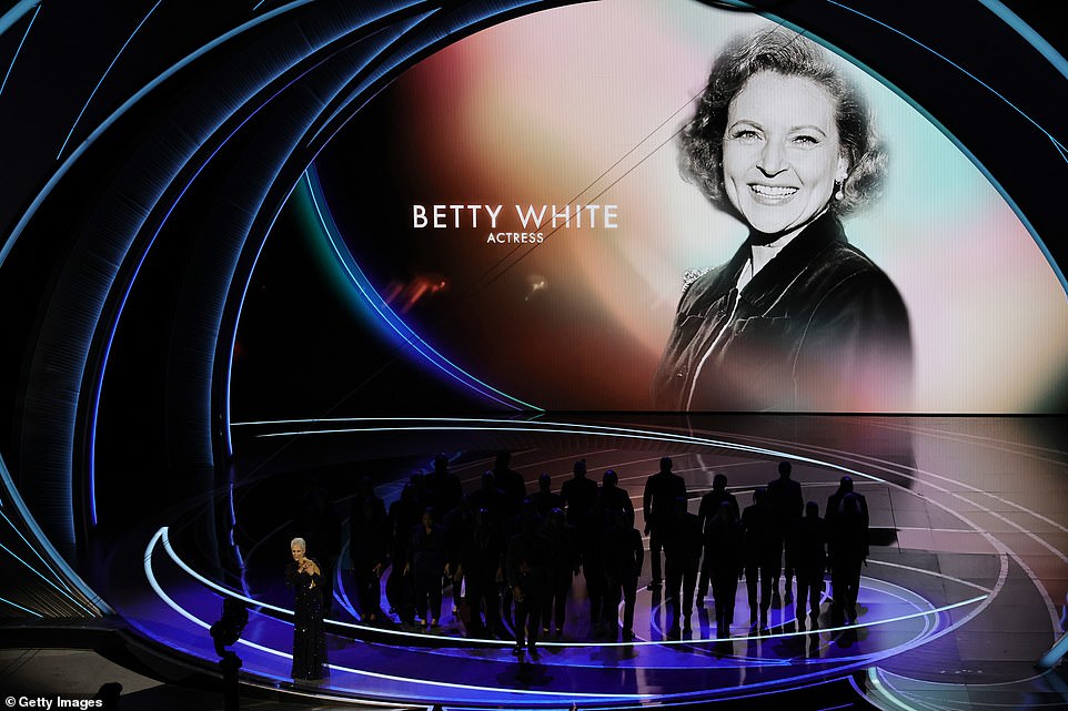 Em homenagem: Betty White apareceu durante um clipe 