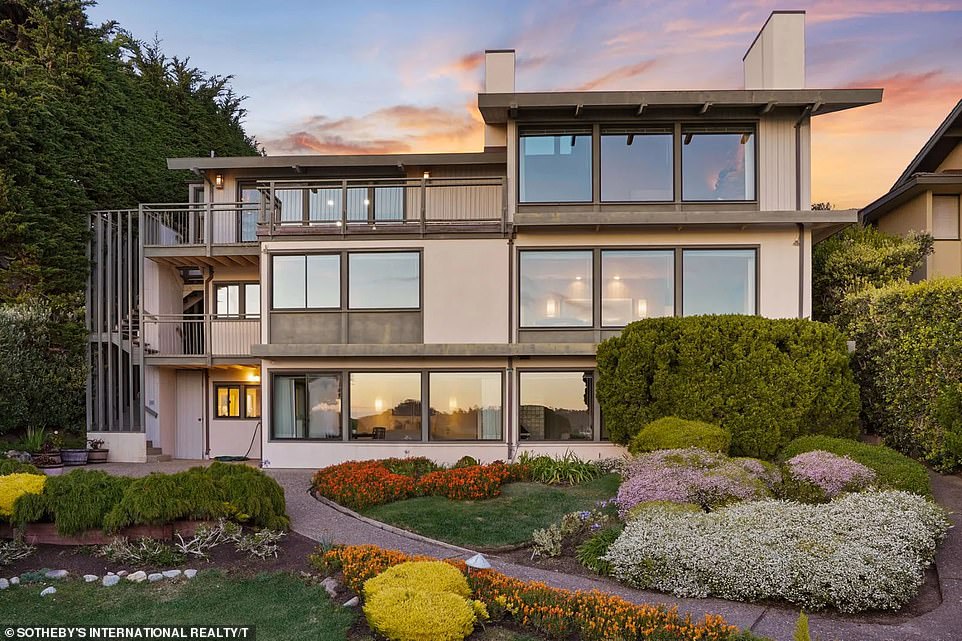Uau: Diz-se que a propriedade perfeita à beira-mar de Betty White na pitoresca Carmel-by-the-Sea, Califórnia, encontrou um comprador pelo preço pedido de US $ 8 milhões.